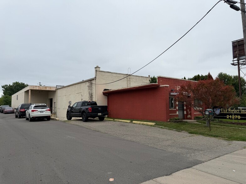 21270 W Eight Mile Rd, Southfield, MI à vendre - Photo de l’immeuble – Image 2 sur 8