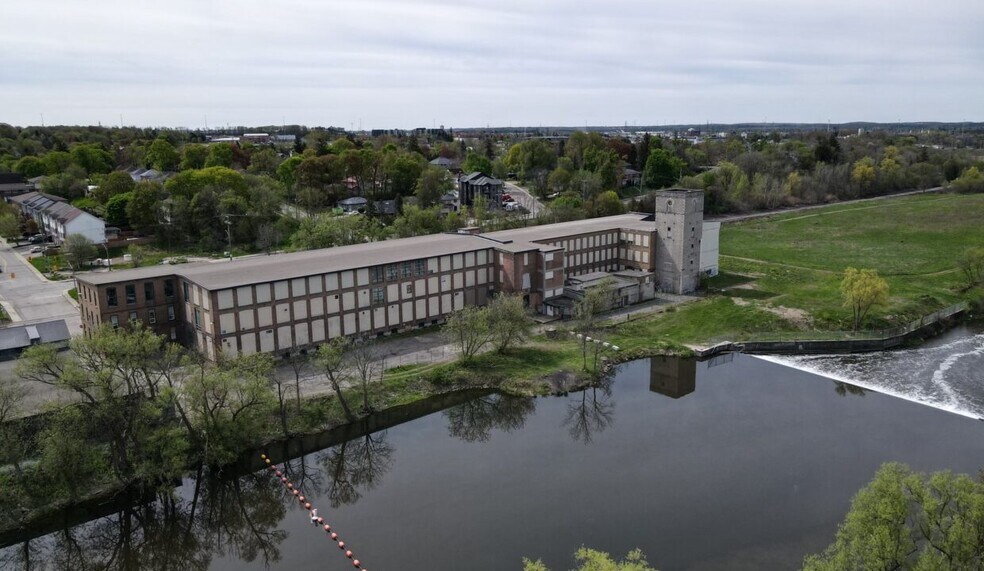 215 Queen St W, Cambridge, ON à louer - Photo principale – Image 1 sur 12