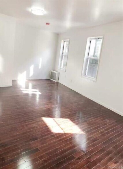 102-03 Jamaica Ave, Richmond Hill, NY à vendre - Photo de l’immeuble – Image 3 sur 15