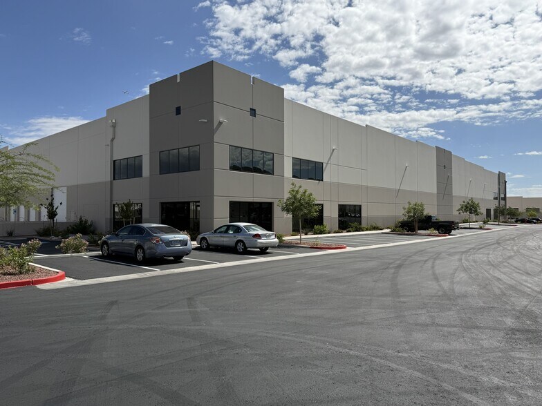 7120 S Buffalo Dr, Las Vegas, NV à louer - Photo de l’immeuble – Image 3 sur 14