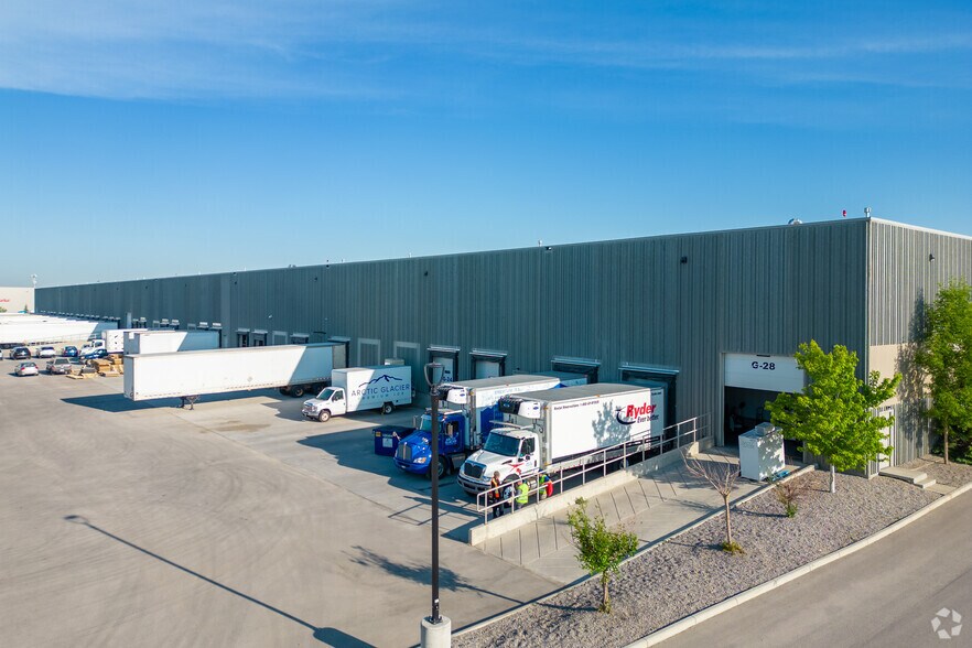 10770 25 St NE, Calgary, AB à louer - Photo de l’immeuble – Image 3 sur 7