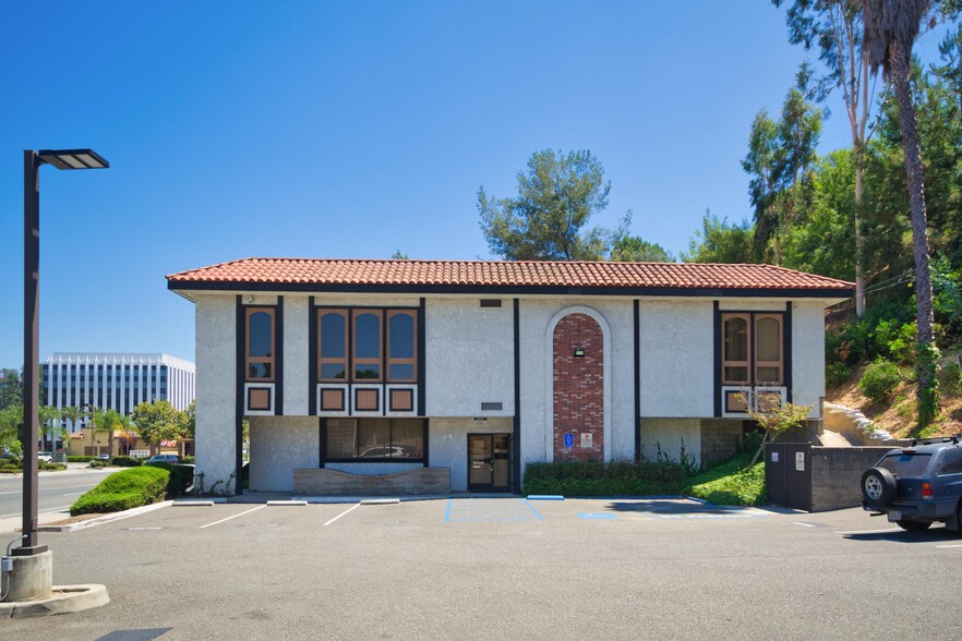 1501 N Harbor Blvd, Fullerton, CA à louer - Photo de l’immeuble – Image 3 sur 14