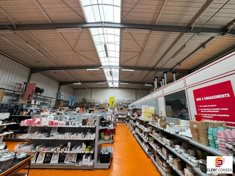 Local d’activités dans Sotteville-lès-Rouen à louer - Photo de l’immeuble – Image 2 sur 14