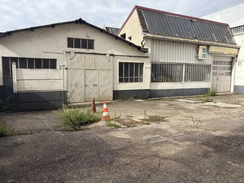 Local d’activités dans Oullins à louer - Photo de l’immeuble – Image 1 sur 11