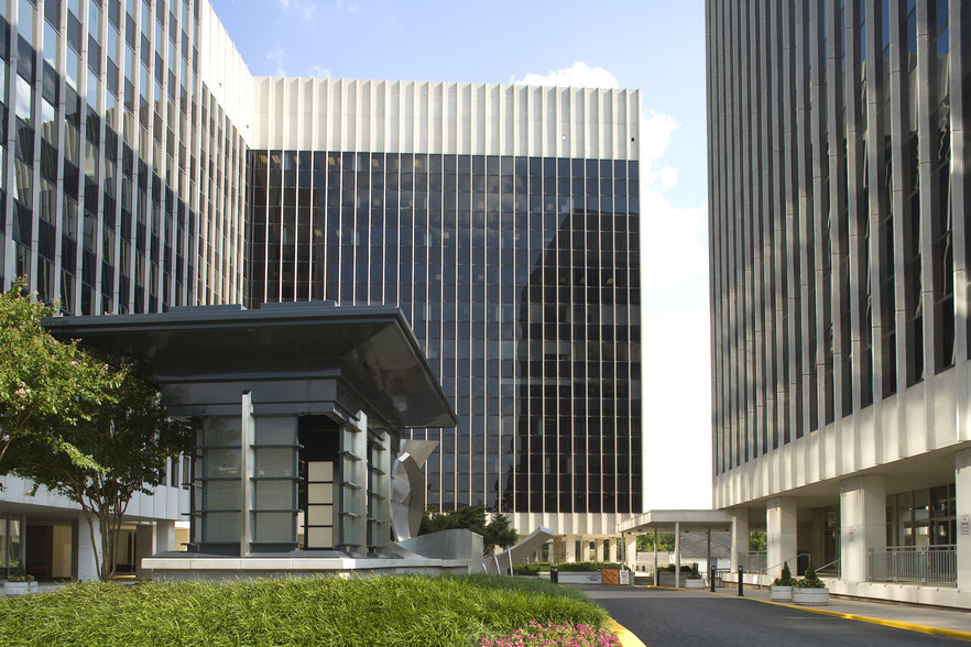4340 East-West Hwy, Bethesda, MD à louer - Photo de l’immeuble – Image 1 sur 11