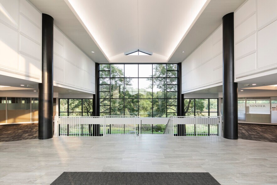 12301 Whitewater Dr, Minnetonka, MN à louer - Hall d’entrée – Image 3 sur 7