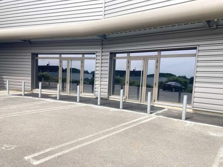 Local commercial dans Trie-Château à louer - Photo de l’immeuble – Image 1 sur 4