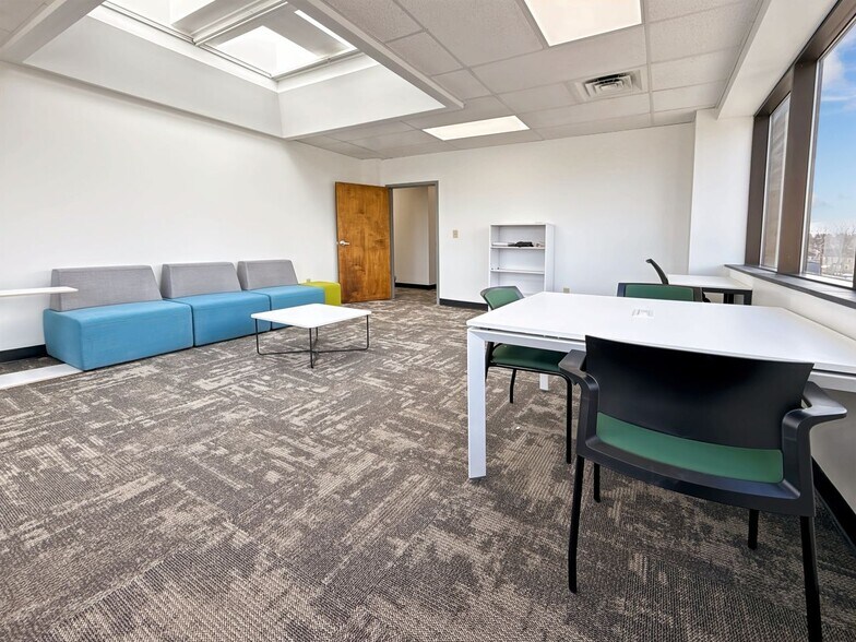 349 W Commercial St, East Rochester, NY à louer - Photo intérieure – Image 3 sur 14