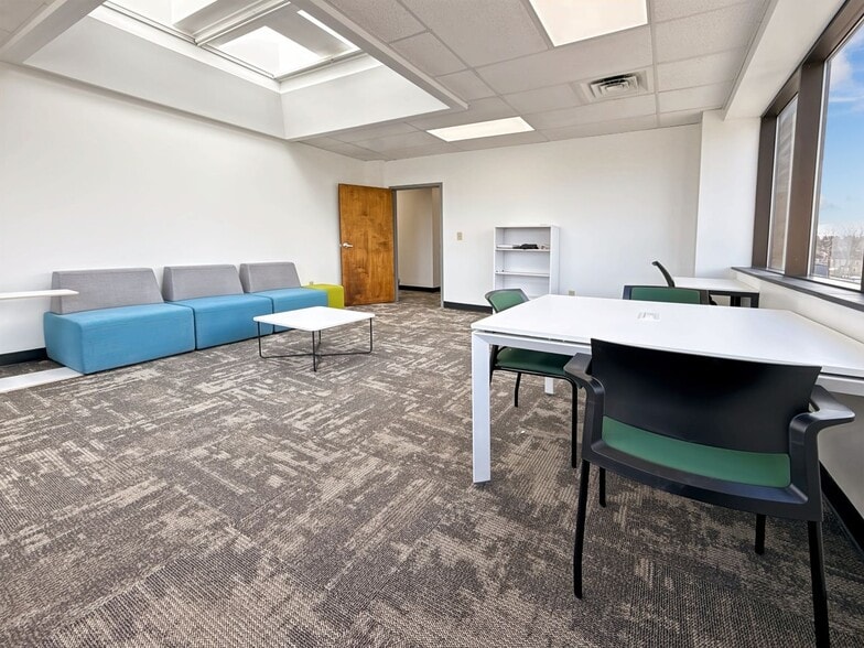349 W Commercial St, East Rochester, NY à louer - Photo intérieure – Image 3 sur 14