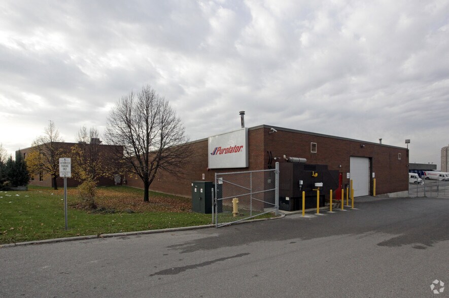 1100 Arrow Rd, Toronto, ON à louer - Photo de l’immeuble – Image 2 sur 6