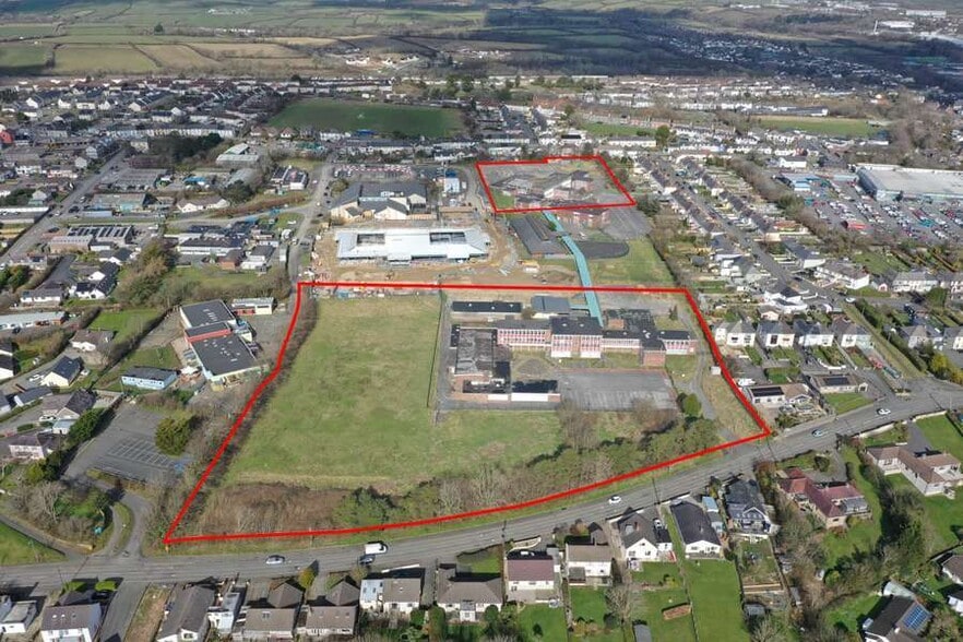 Two Former Education Buildings On Large portefeuille de 2 biens à vendre sur LoopNet.fr - Aérien – Image 1 sur 3