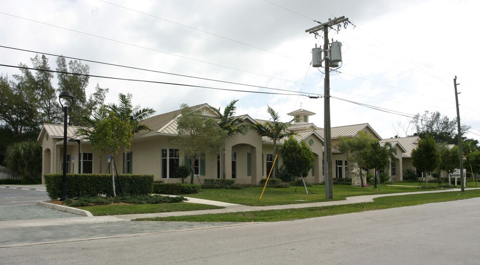 525 NE 3rd Ave, Delray Beach, FL à louer - Photo de l’immeuble – Image 2 sur 3