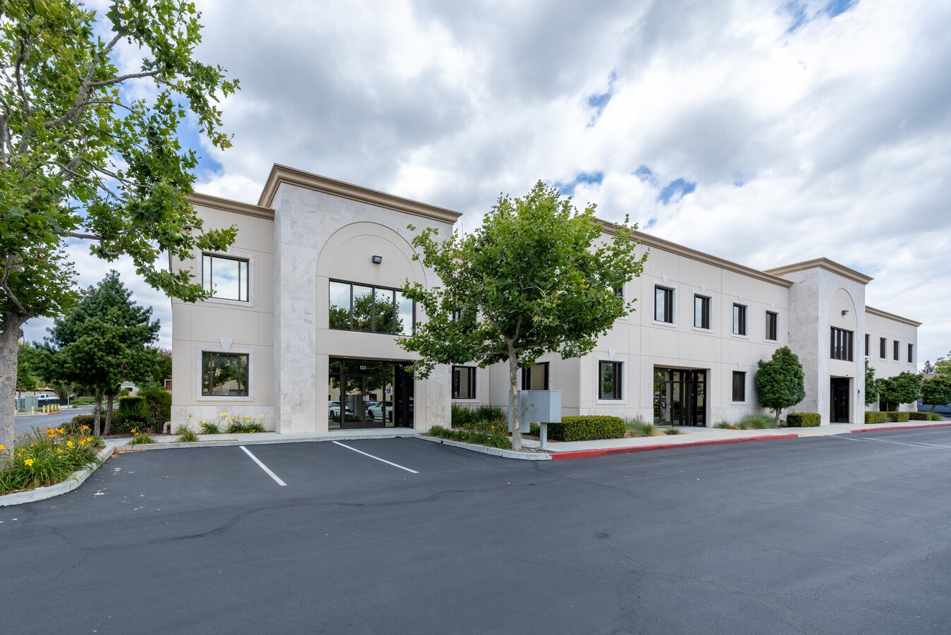201 N Corona Ave, Ontario, CA 91764 - Lot 101 - - Photo intérieure - Image 1 of 15