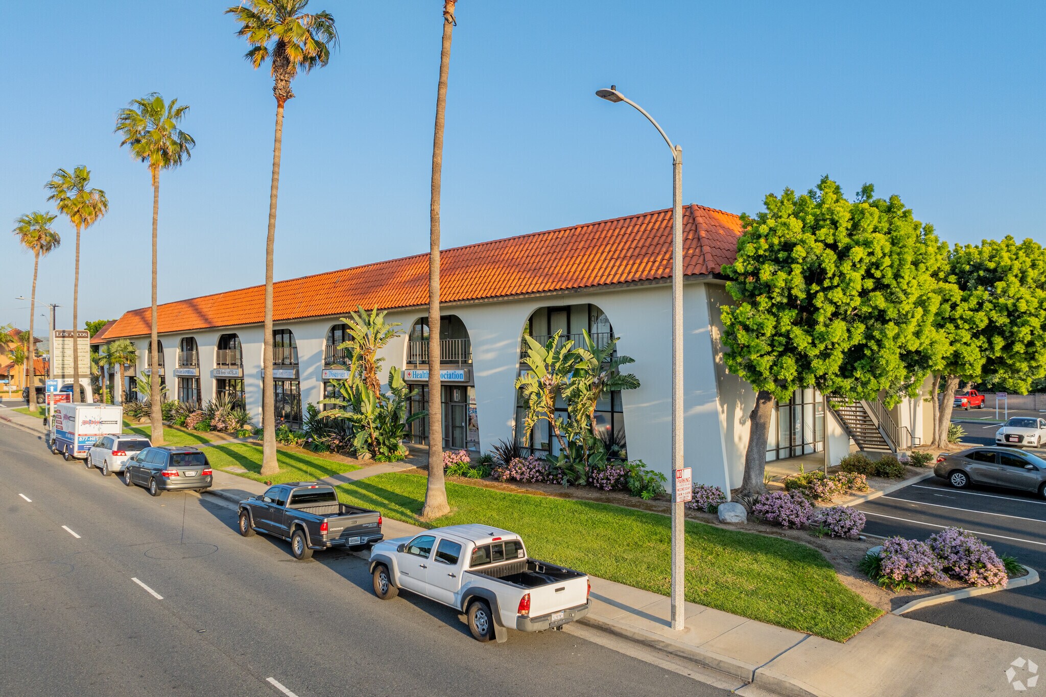 438 E Katella Ave, Orange, CA à louer Photo de l’immeuble– Image 1 sur 25