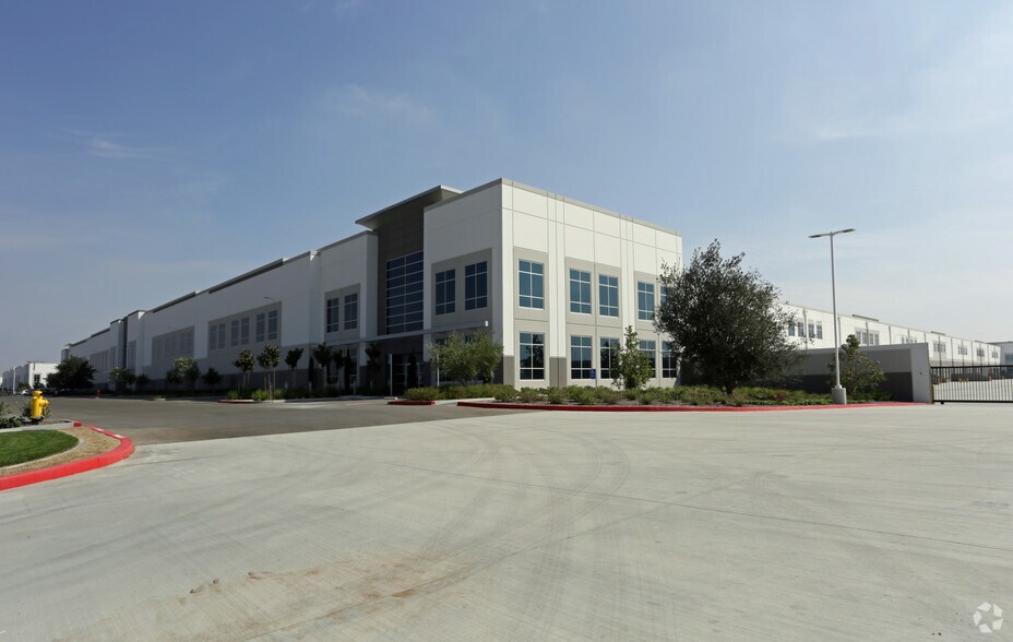 15207 Flight Ave, Chino, CA à louer - Photo de l’immeuble – Image 2 sur 7