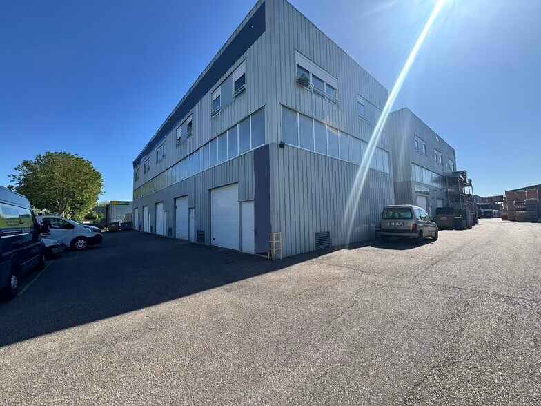 Local d'activités dans Achères à vendre - Photo de l’immeuble – Image 1 sur 10