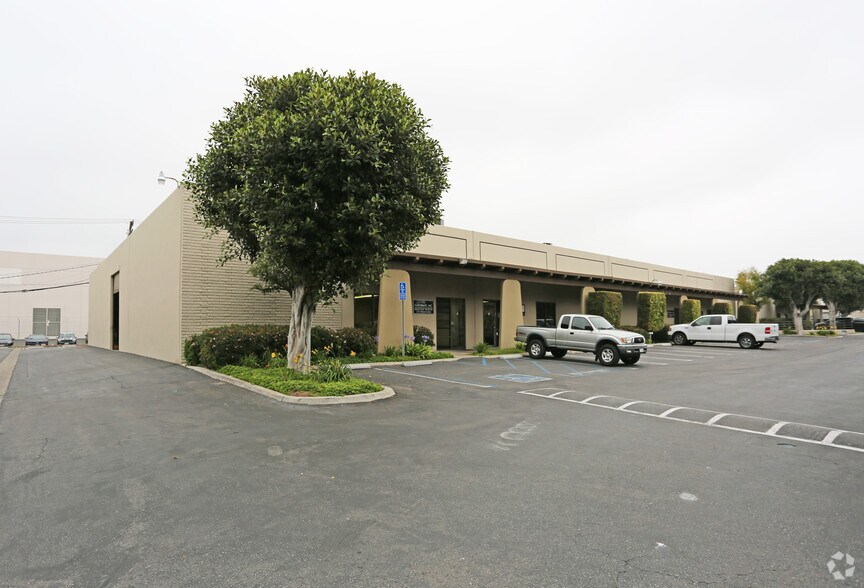 1552 S Anaheim Blvd, Anaheim, CA à louer - Photo de l’immeuble – Image 2 sur 4