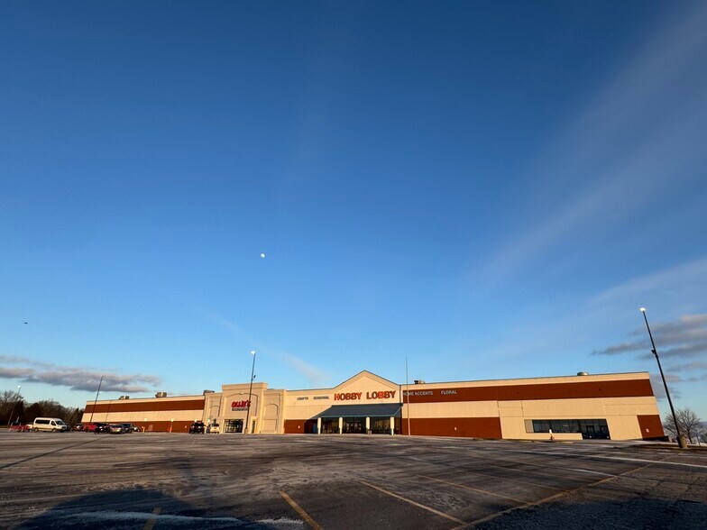 555-805 Center Dr NW, Grand Rapids, MI à louer - Photo de l’immeuble – Image 3 sur 13