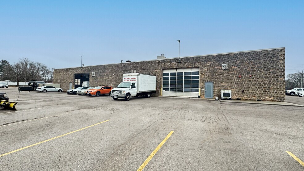 601 W Roosevelt Rd, West Chicago, IL à louer - Photo de l’immeuble – Image 3 sur 4