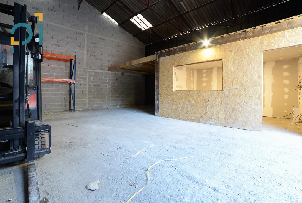 Industriel/Logistique dans Saint-Cannat à louer Photo de l’immeuble– Image 1 sur 6