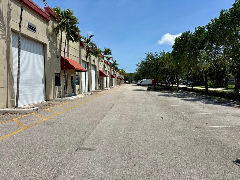 2880 SW 23rd Ter, Fort Lauderdale, FL à louer - Photo de l’immeuble – Image 2 sur 6