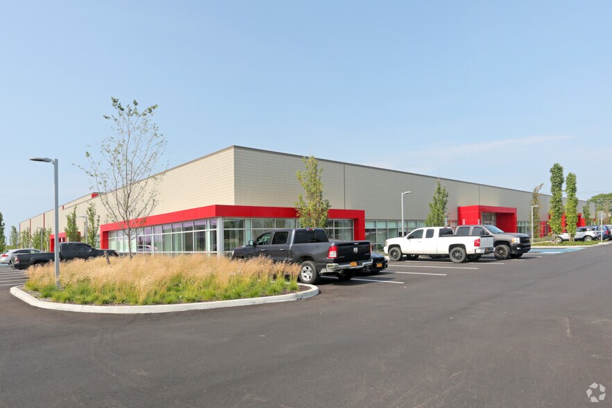 215 Rogers Way, Westhampton Beach, NY à louer - Photo de l’immeuble – Image 2 sur 3