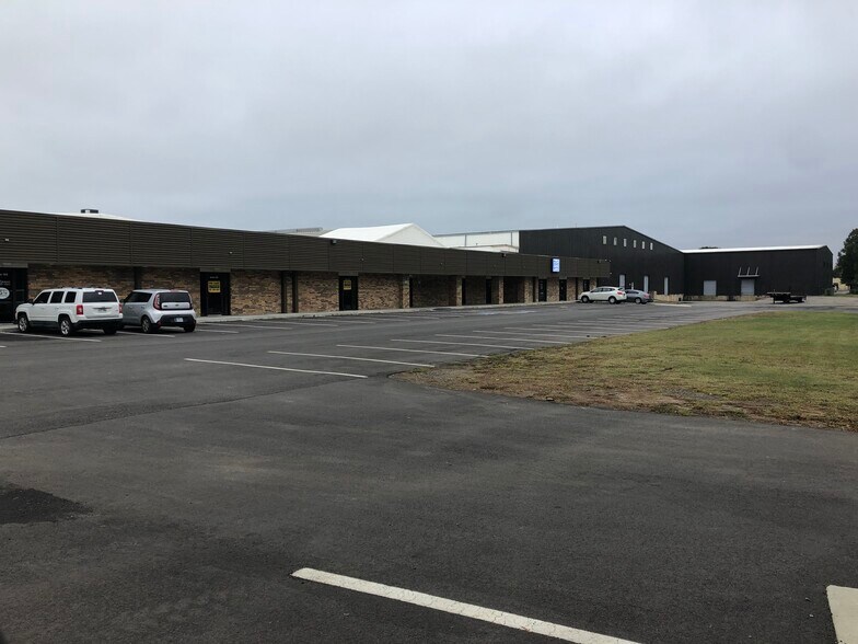 700 S German Ln, Conway, AR à louer - Photo de l’immeuble – Image 1 sur 1