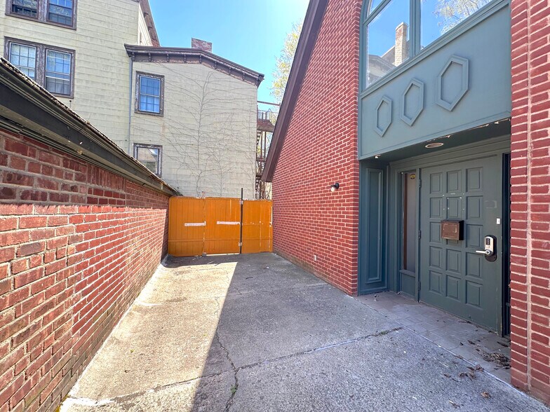 77 Grand St, Newburgh, NY à vendre - Photo de l’immeuble – Image 3 sur 19