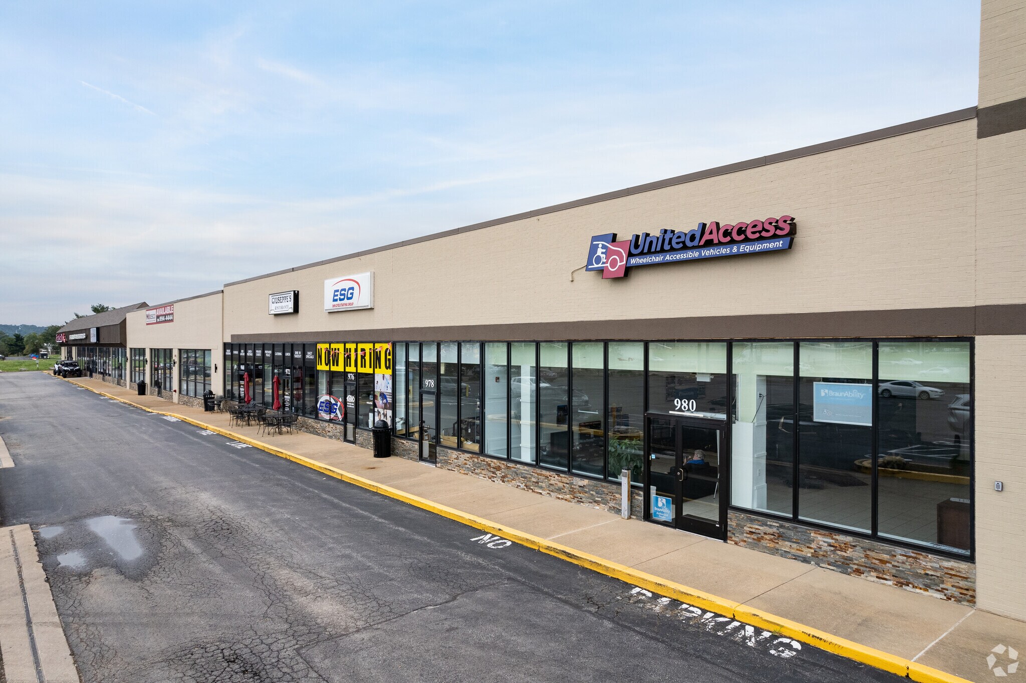 950-988 S Highway Dr, Fenton, MO à louer Photo principale– Image 1 sur 7