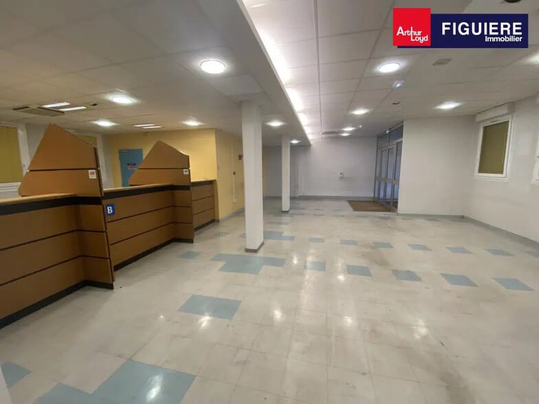 Bureau dans Salon-de-Provence à louer - Photo de l’immeuble – Image 2 sur 22