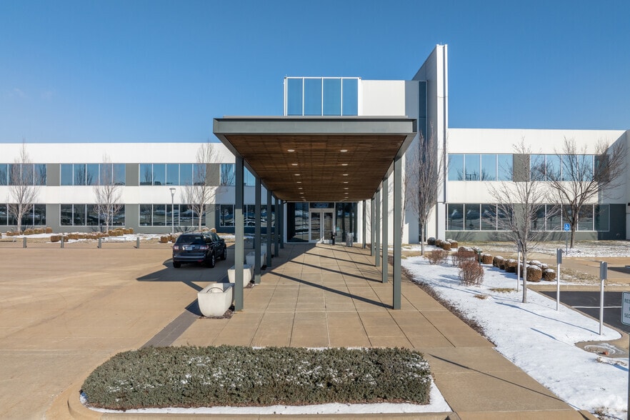 4700 N Hanley Rd, Berkeley, MO à louer - Photo de l’immeuble – Image 2 sur 20