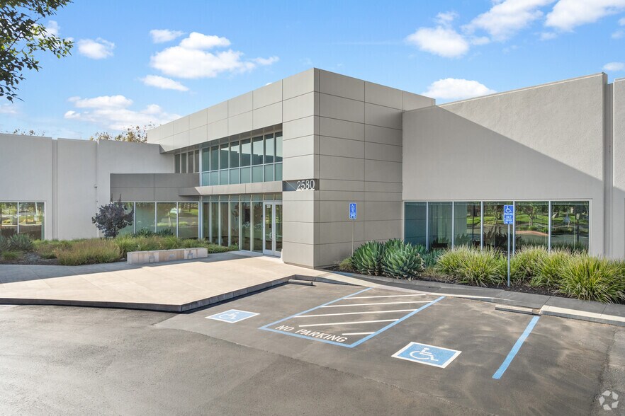 2580-2584 Junction Ave, San Jose, CA à louer - Photo de l’immeuble – Image 2 sur 9