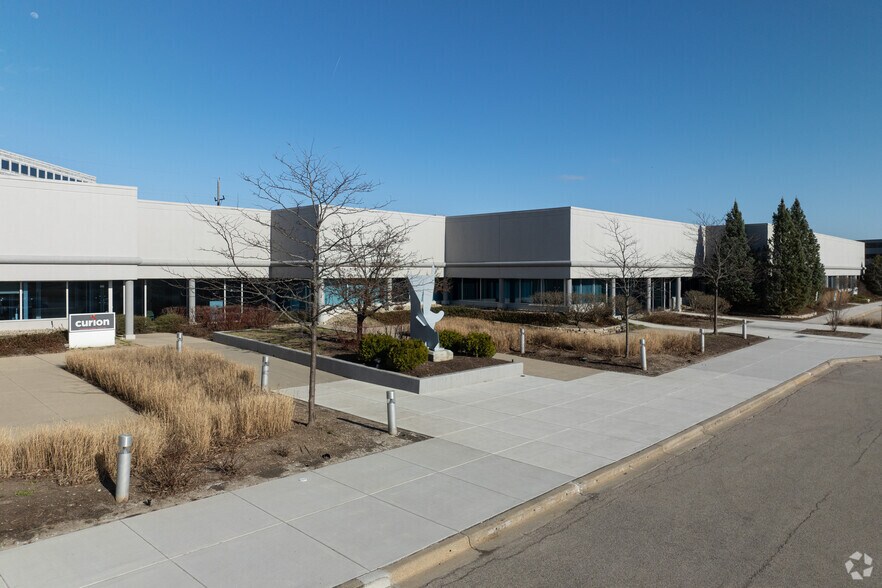 111 Deer Lake Rd, Deerfield, IL à louer - Photo de l’immeuble – Image 3 sur 6