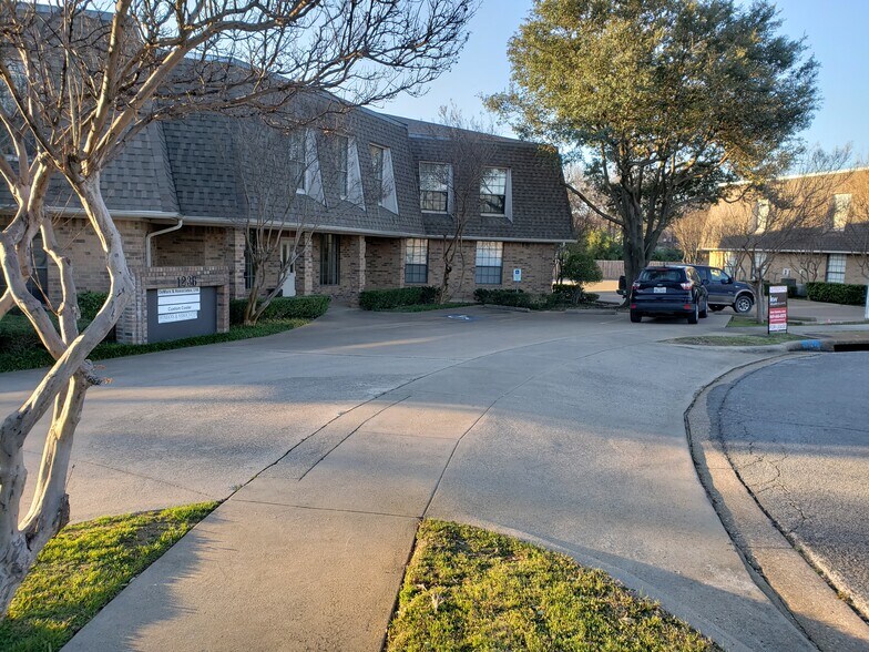 1236 Southridge Ct, Hurst, TX à vendre - Photo de l’immeuble – Image 2 sur 8