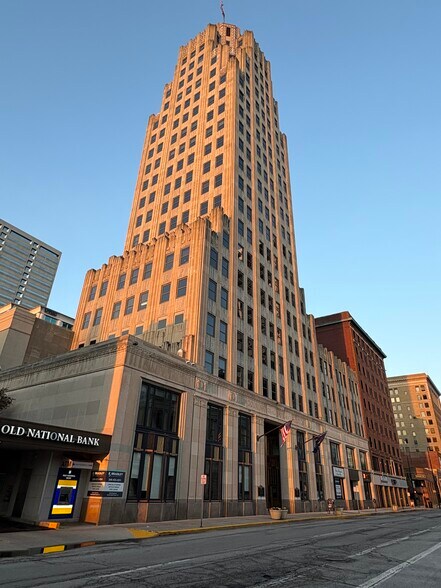 116 E Berry St, Fort Wayne, IN à louer - Photo de l’immeuble – Image 2 sur 22