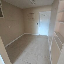 700 E Bay Dr, Largo, FL à louer Photo intérieure– Image 2 sur 3