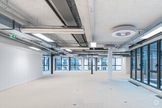 22-32 Rue De Clignancourt, Paris à louer Photo intérieure– Image 2 sur 5