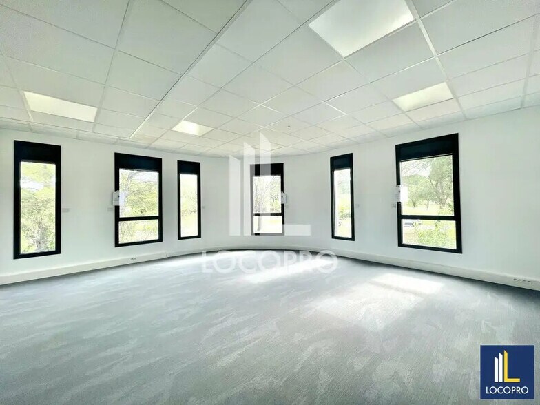 Bureau dans Fuveau à louer - Photo de l’immeuble – Image 2 sur 9