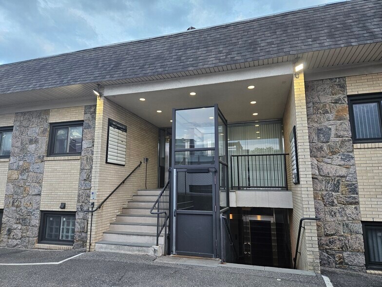 164 Commack Rd, Commack, NY à vendre - Photo de l’immeuble – Image 3 sur 33