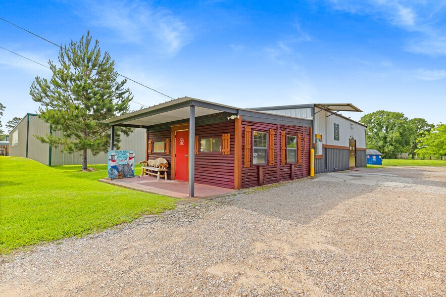 12097 FM 830 Rd, Willis, TX à vendre - Photo de l’immeuble – Image 3 sur 28