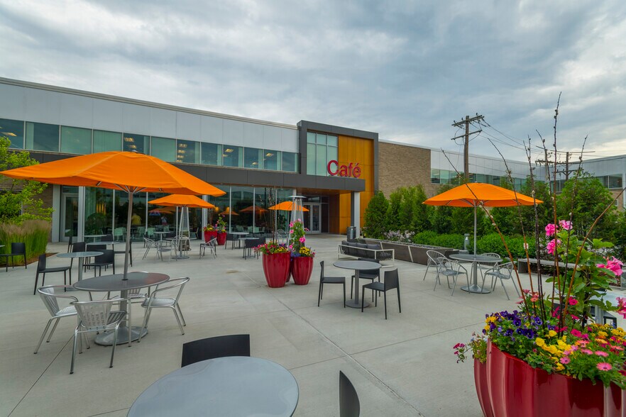 16 Crosby Dr, Bedford, MA à louer - Photo de l’immeuble – Image 3 sur 6