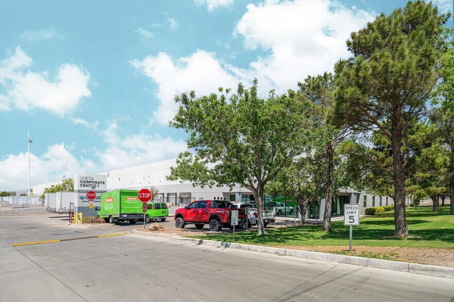 12110 Esther Lama Dr, El Paso, TX à louer - Photo de l’immeuble – Image 3 sur 8