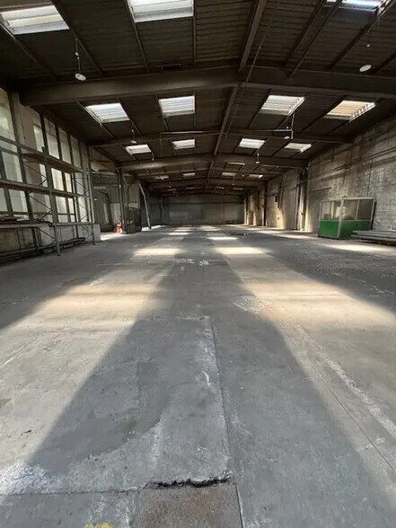 Local d’activités dans Saint-Priest à louer - Photo de l’immeuble – Image 2 sur 9