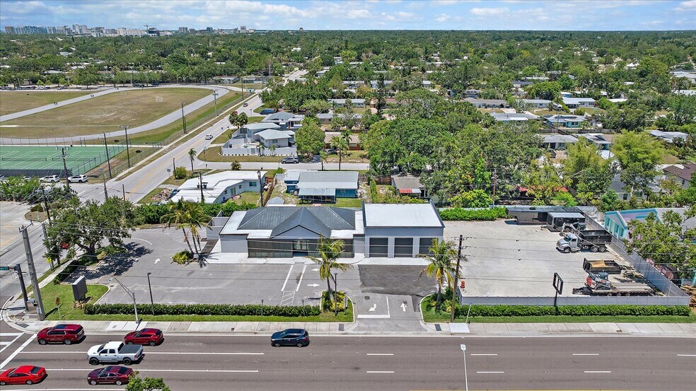2407 Bee Ridge Rd, Sarasota, FL à vendre - Photo de l’immeuble – Image 1 sur 27