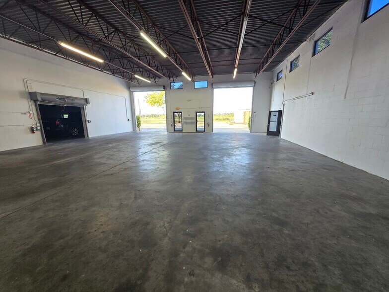 16021-16051 Pinto Dr, North Fort Myers, FL à louer - Photo de l’immeuble – Image 3 sur 25
