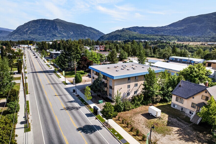 2241 Columbia Av, Castlegar, BC à vendre - Photo de l’immeuble – Image 2 sur 10