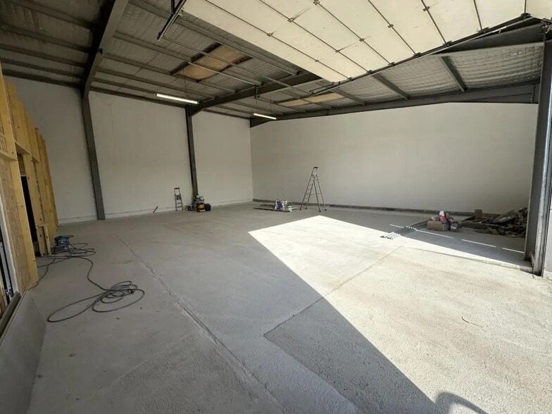 Local d’activités dans Fréjus à louer - Photo intérieure – Image 2 sur 10