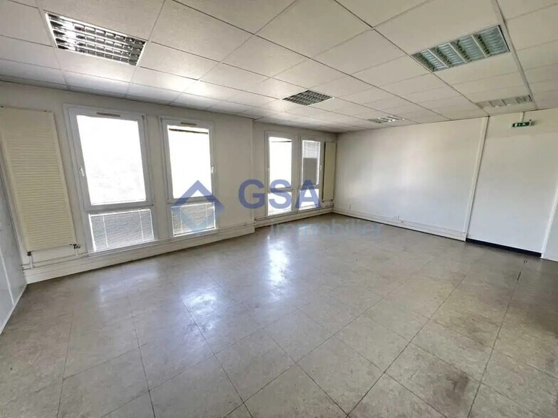 Bureau dans Savigny-le-Temple à vendre - Photo de l’immeuble – Image 2 sur 10