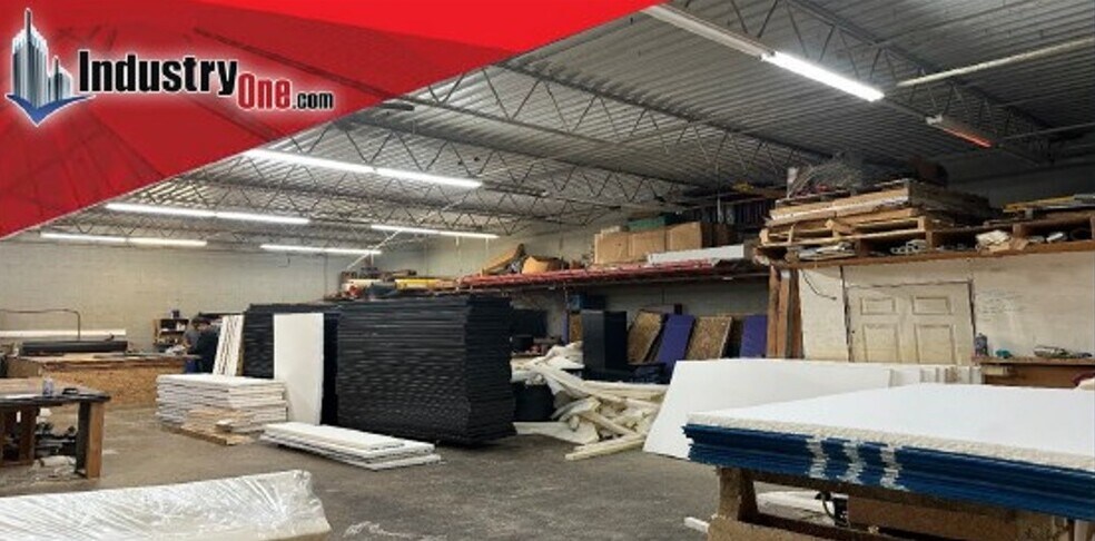 150 S Skidmore Rd, Deer Park, NY à vendre - Photo de l’immeuble – Image 2 sur 2