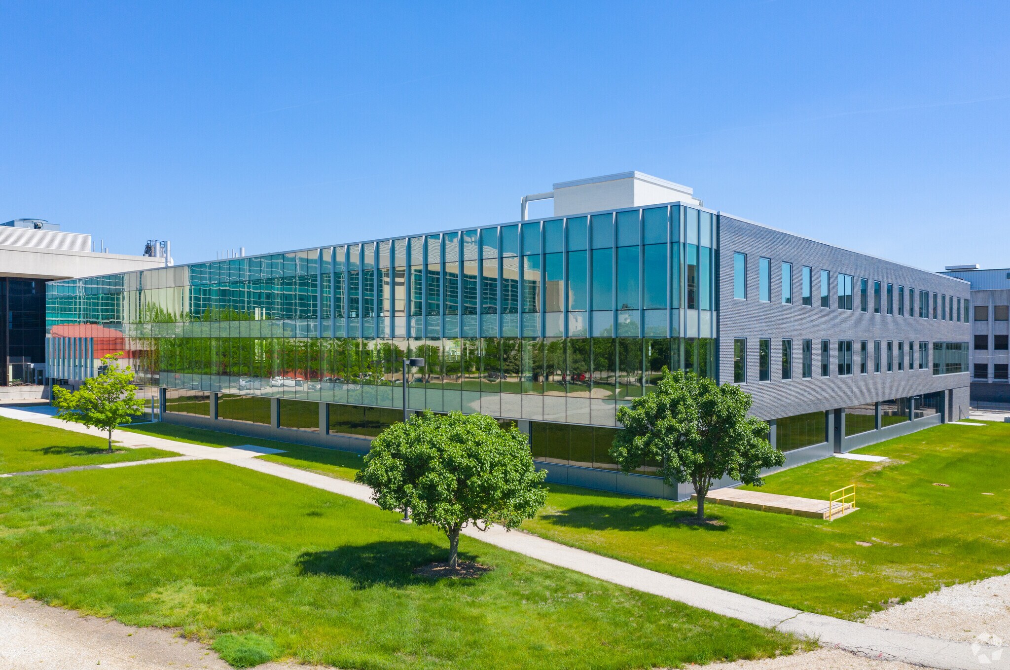 8030 Lamon Ave, Skokie, IL à louer Photo principale– Image 1 sur 3